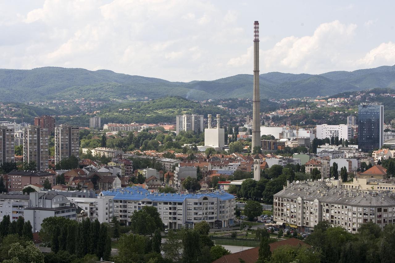Pogled na naselje Tresnjevka sa vrha vjesnikovog nebodera.Tresnjevka,toplana,dimjak