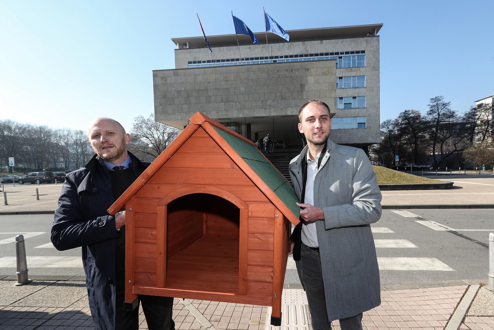 Renato Petek i Matej Mišić sami su šarafili kućicu, a radove je nadgledao i Petekov pas Bob; u jednom trenutku zastupnici su skinuli i džempere.