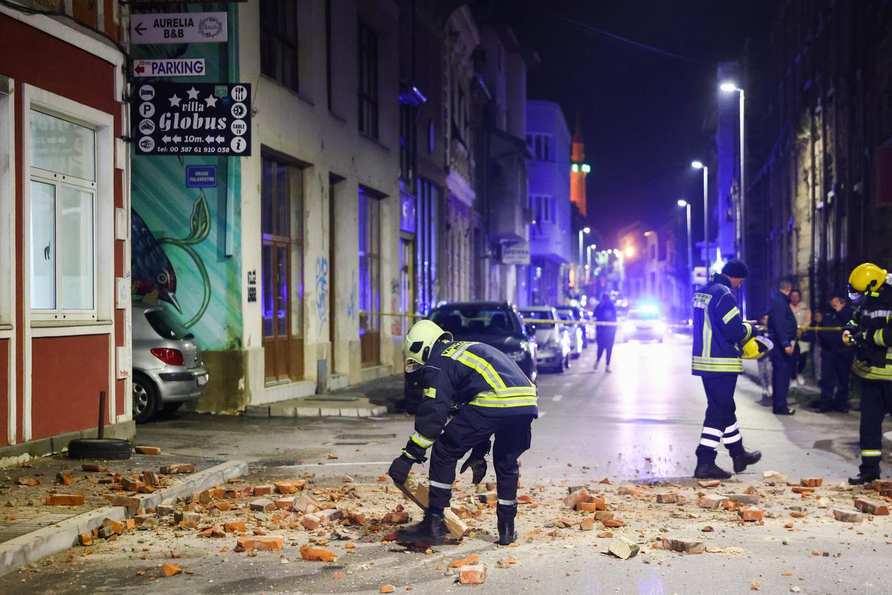 Cigle na ulicama Mostara nakon što je jak potres pogodio BiH