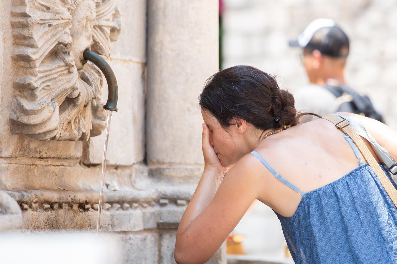 Dubrovnik: Turisti obilaze gradske znamenitosti unatoč velikoj vrućini