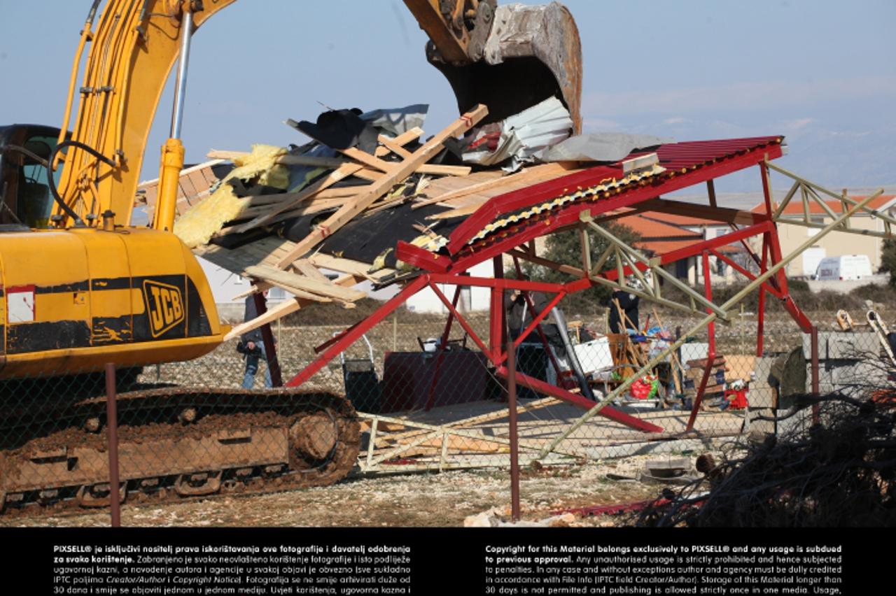 '19.02.2013., Vir - Bageri za rusenje bespravno sagradjenih objekata stigli na otok.  Photo: Zeljko Mrsic/PIXSELL'