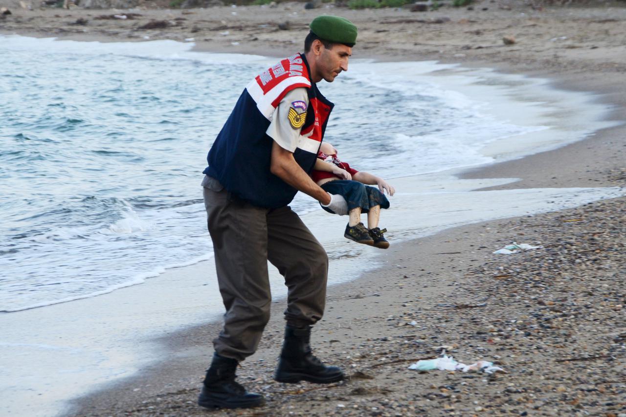 ATTENTION EDITORS - VISUAL COVERAGE OF SCENES OF DEATH OR INJURY A Turkish gendarmerie carries a young migrant, who drowned in a failed attempt to sail to the Greek island of Kos, in the coastal town of Bodrum, Turkey, September 2, 2015. At least 11 migra