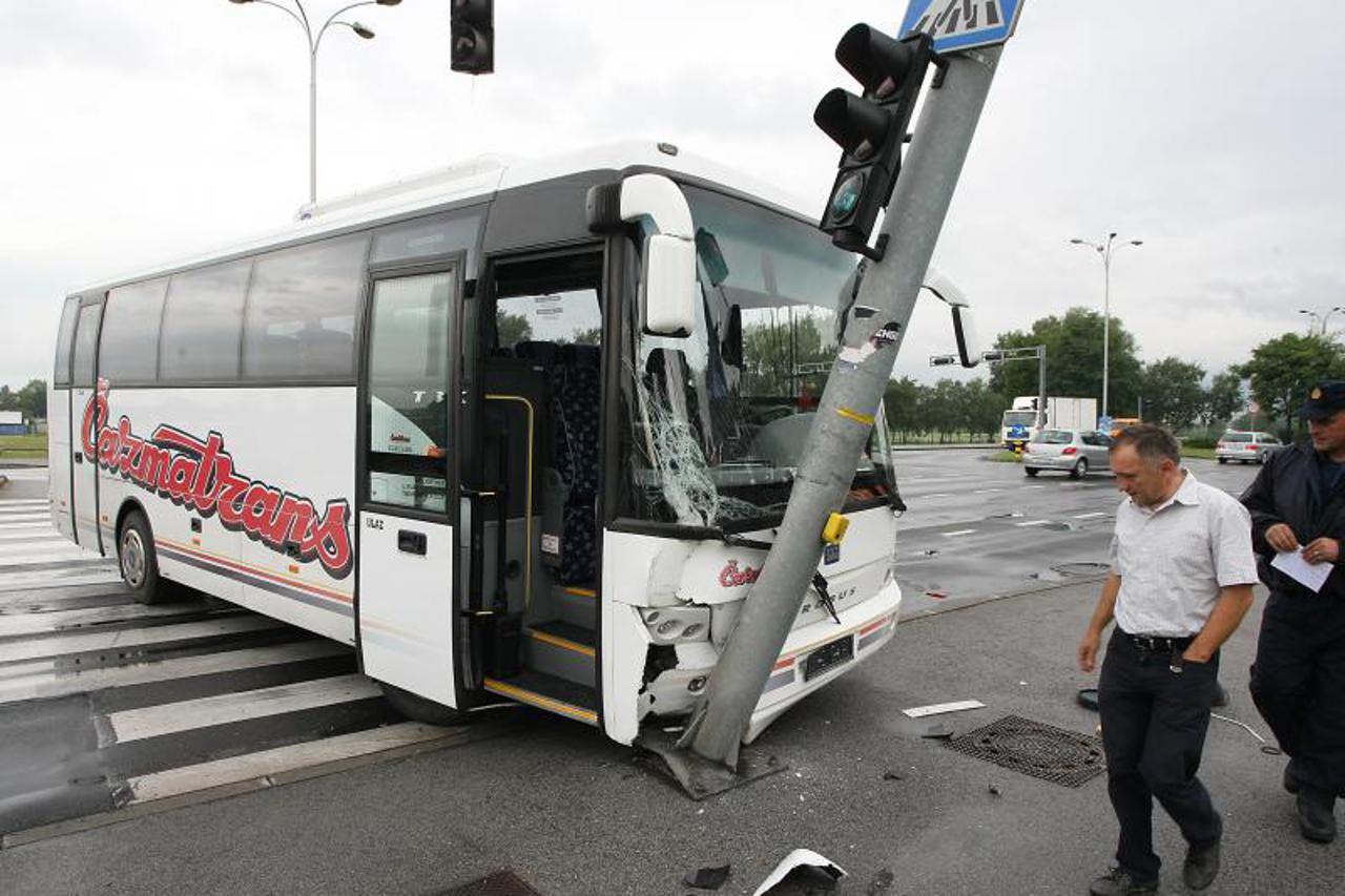 autobusom se zabio u semafor (1)