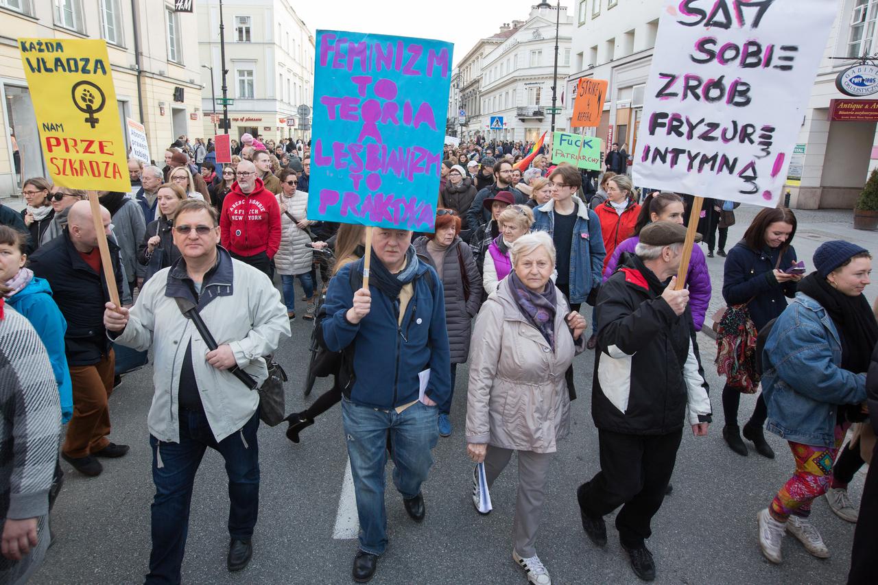 Varšava, ožujak: Prosvjed građana protiv vladinih mjera oko pobačaja i kontracepcije