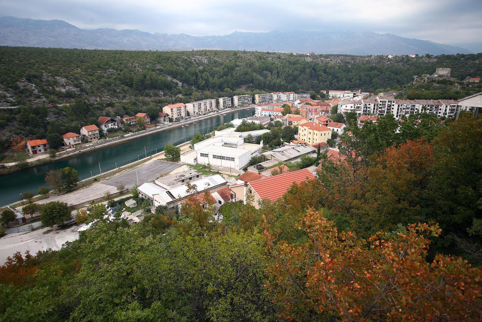Obrovac (Zadarska županija) ima 3453 stanovnika