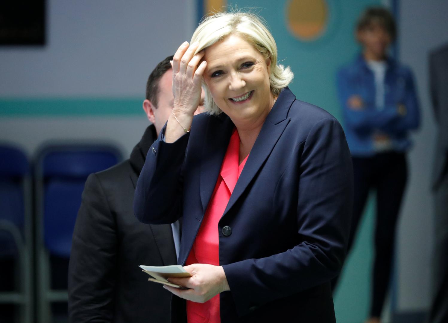 
Marine Le Pen postat će predsjednica Francuske

Marine Le Pen ipak nije postala predsjednica Francuske kao što se predviđalo. Na to je mjesto došao Emmanuel Macron koji je do pobjede na izborima došao u drugom krugu. Pobjeda je bila uvjerljiva s 66,1% osvojenih glasova dok je Le Pen osvojila 33,9%. 
U prvom krugu Macron je imao 2,7% glasova više od Le Pen.