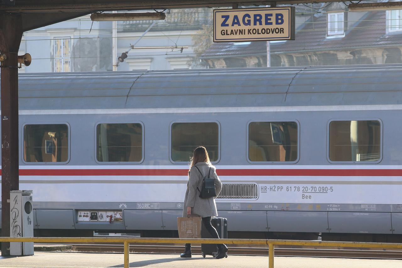 Zagreb: Zbog uvođenja propusnica na Glavnom kolodvoru manje putnika nego inače