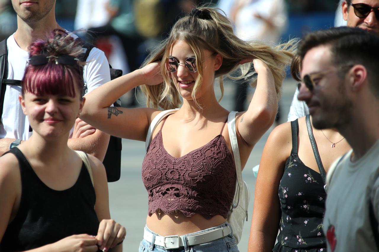 Zagreb: Simpatična turiskinja imala je problema sa sunčanim naočalama