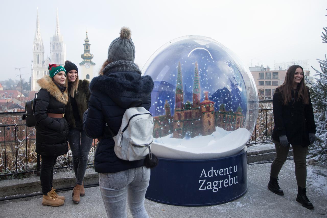 Zagreb: Brojni građani i turisti uživaju u adventskom ugođaju