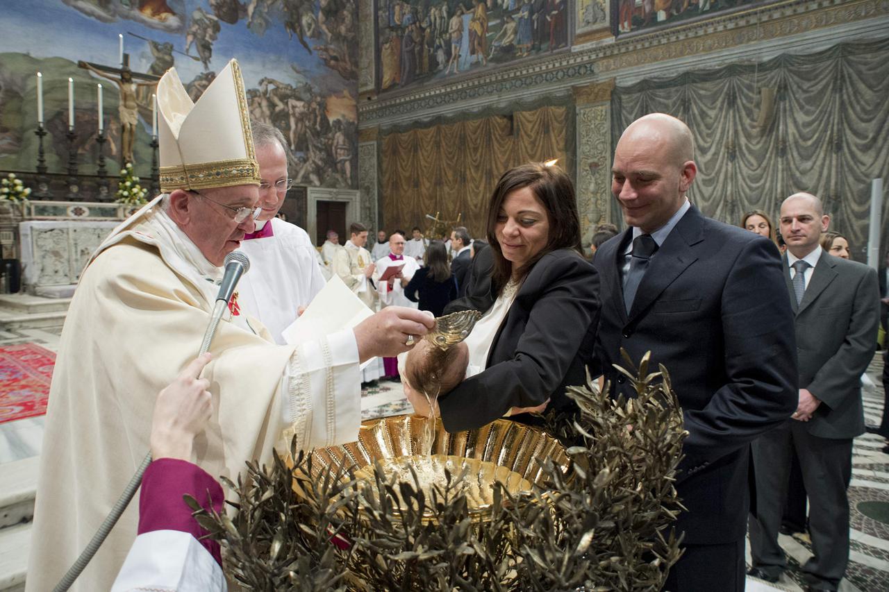 Papa Franjo krsti djecu