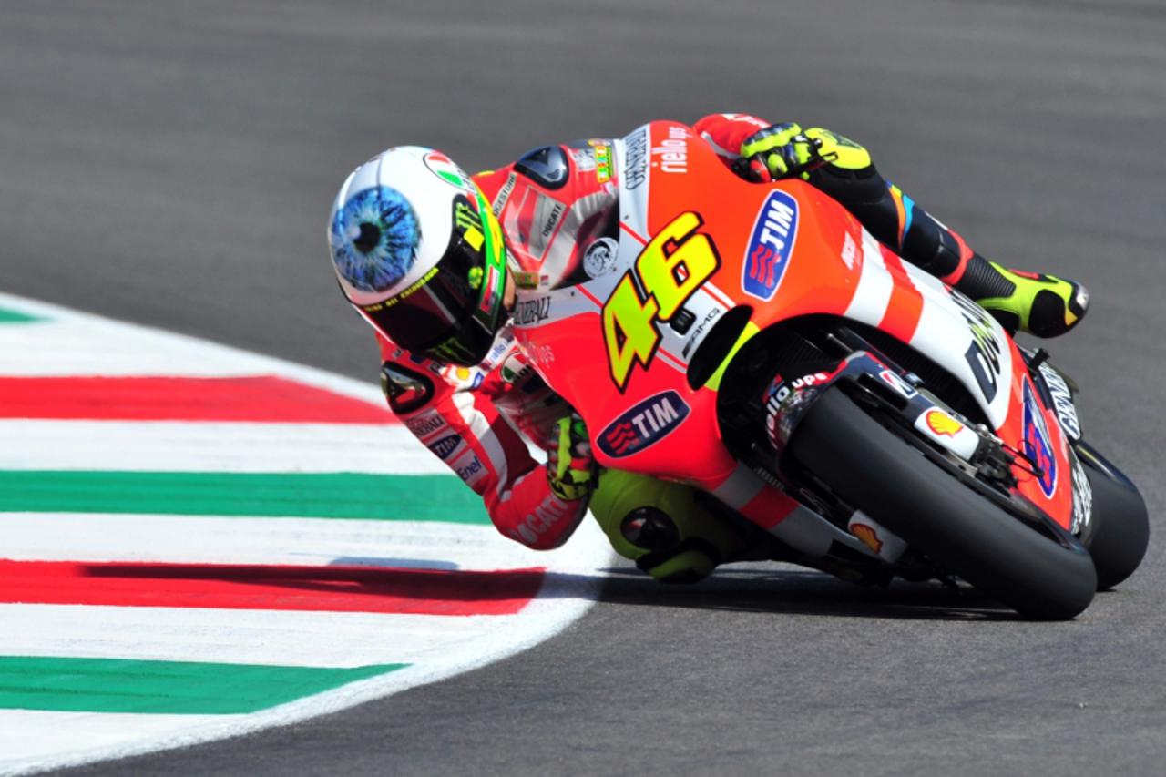 \'Italian Valentino Rossi of Ducati  takes a bend in the MotoGP free practice  of the Italian Grand Prix at the Mugello circuit on July 2, 2011.  AFP PHOTO / GIUSEPPE CACACE\'