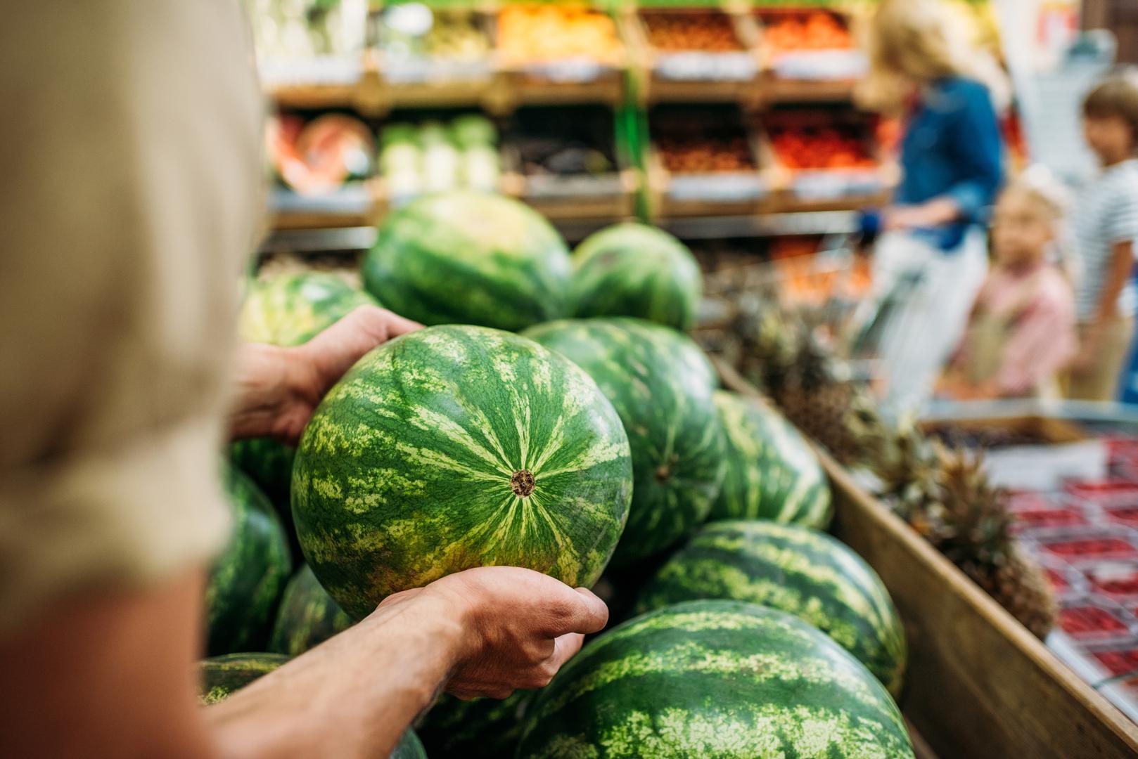 Dinja i lubenica: Slično, kao i avokado, dinje i lubenice su još jedan proizvod koji bi trebalo samostalno odabrati u supermarketu kako biste mogli pregledati koru, težinu i šupljinu.