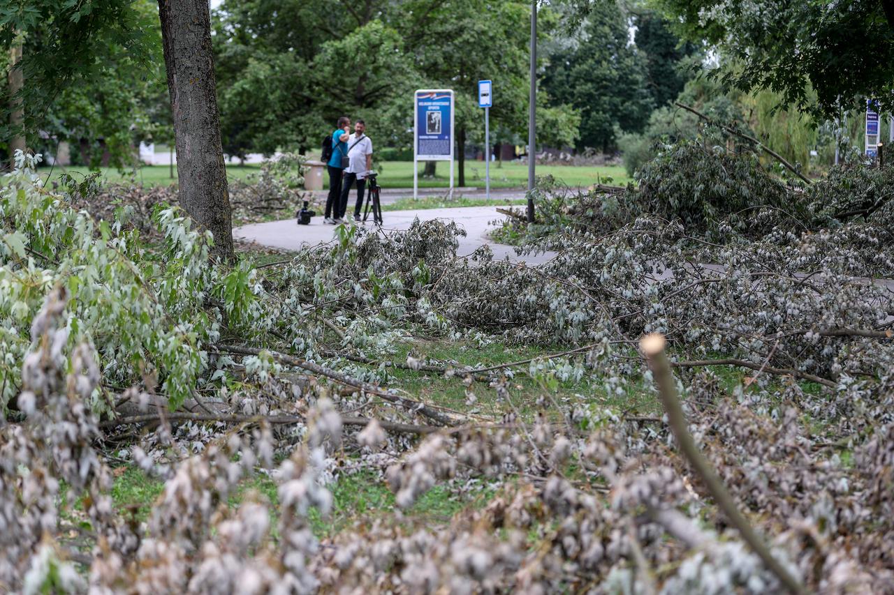Zagreb: Uz jezero Jarun i dalje stoje polomljena stabla nakon nevremena