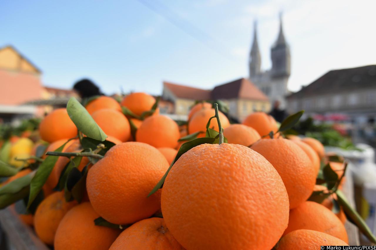Zagreb: Ponuda voća i povrća na tržnici Dolac