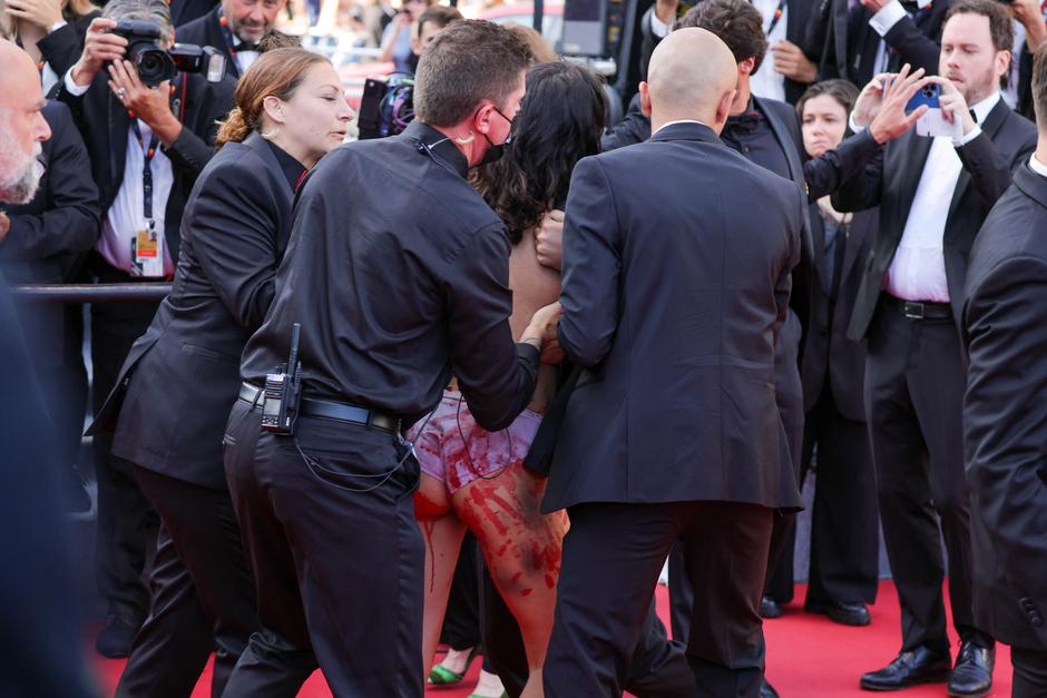 Potpuna gola aktivistica pojavila se na Cannes Film Festivalu: Prosvjedovala protiv seksualnog zlostavljanja u Ukrajini