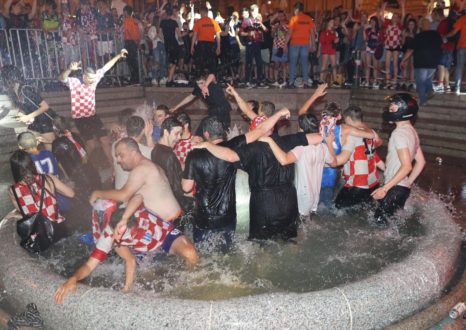 Nakon pobjede u Glasgowu, navijači na Trgu bana Josipa Jelačića u Zagrebu skakali su u Manduševac.