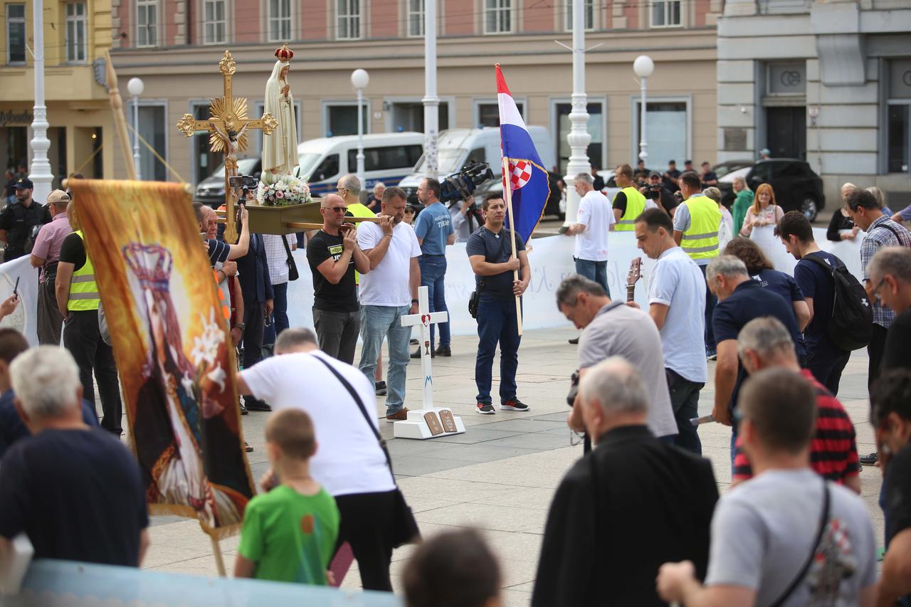 Zagreb: Muškarci na molitvi krunice na Trgu bana Jelačića