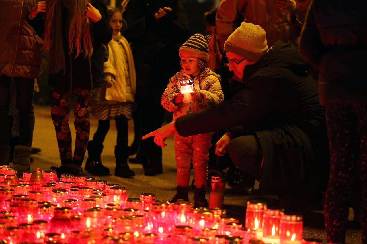 Paljenje svijeća povodom pada Vukovara