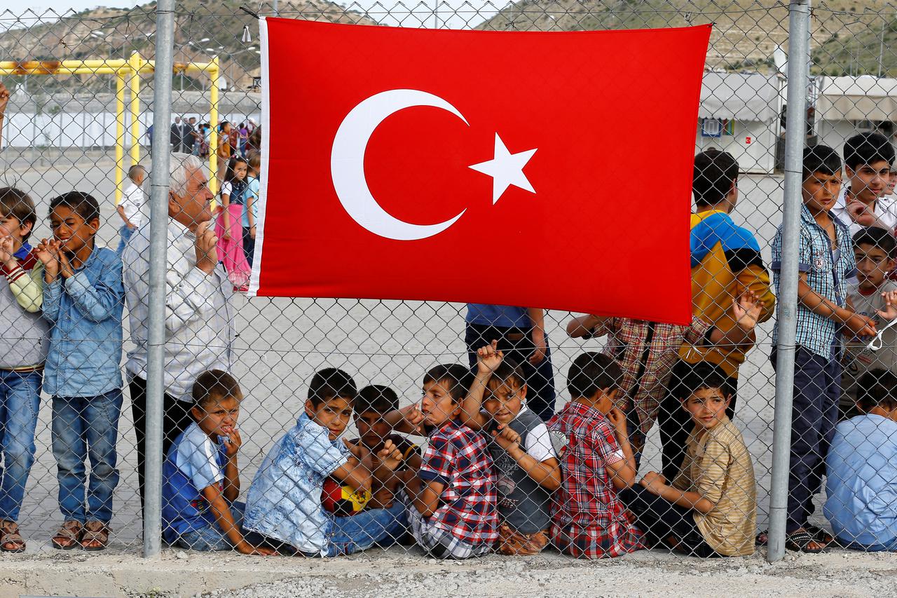 Refugees wait for the arrival of officals at Nizip refugee camp near Gaziantep, Turkey, April 23, 2016. REUTERS/Umit Bektas/File Photo
