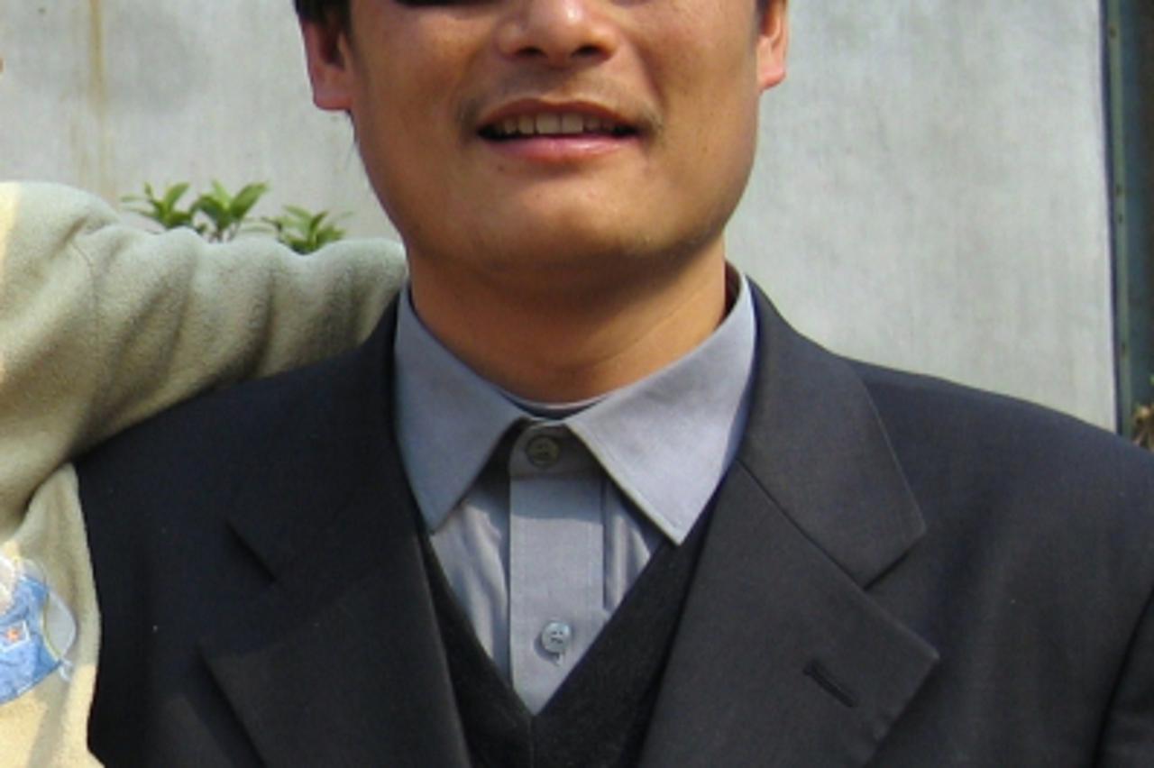 '(FILES) This picture taken on March 28, 2005 shows blind activist Chen Guangcheng outside a house in Dondshigu village, in northeast China\'s Shandong province. Chinese Chen Guangcheng, the blind Chi