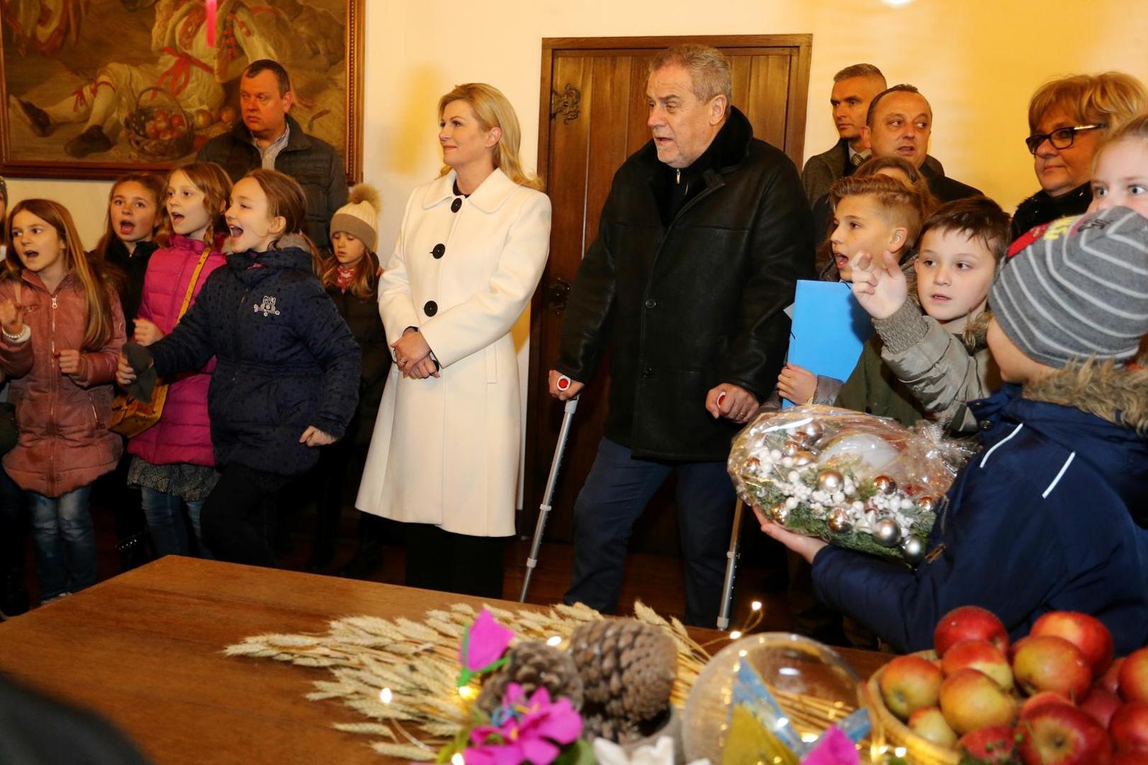 Predsjednica Kolinda Grabar-Kitarović svečano je otvorila Advent na Prekrižju u sklopu Adventa u Zagrebu. 