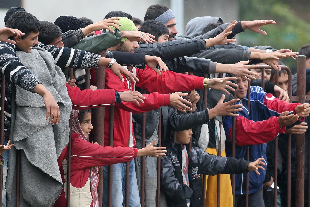 29.10.09.2015., Slovenija, Dobova -  U izbjeglickom kampu u Dobovi jos se nalazi oko par stotina izbjeglica i migranata koji cekaju na nastavak puta.  
