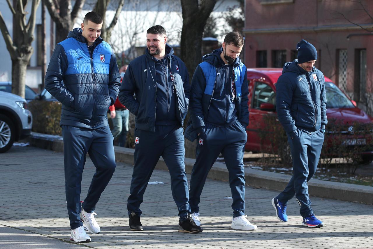 Szeged: Dok su srpski igrači vježbali ispred hotela, hrvatski rukometaši odlučili su se za šetnju 