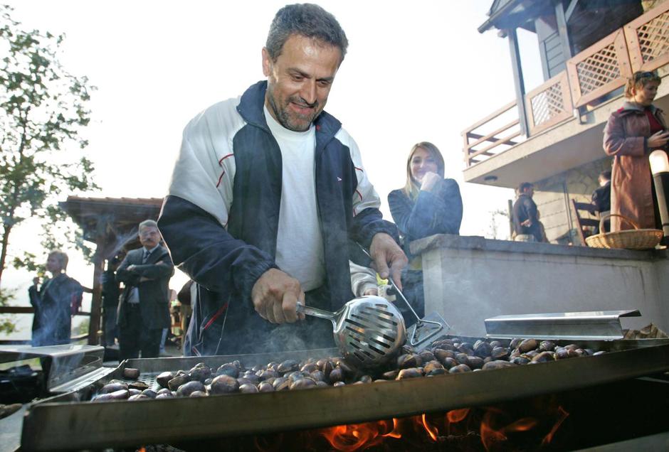 ARHIVA - Gradonačelnik Bandić ugostio suradnike u vikendici te ih počastio pečenim kestenima 