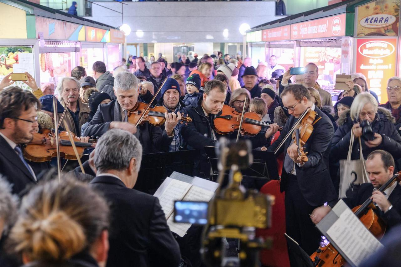 Zagreb: Zagrebački solisti održali koncert u zatvorenom dijelu tržnice Dolac