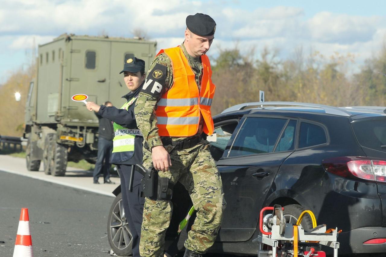 Sudar vozila Hrvatske vojske i auta