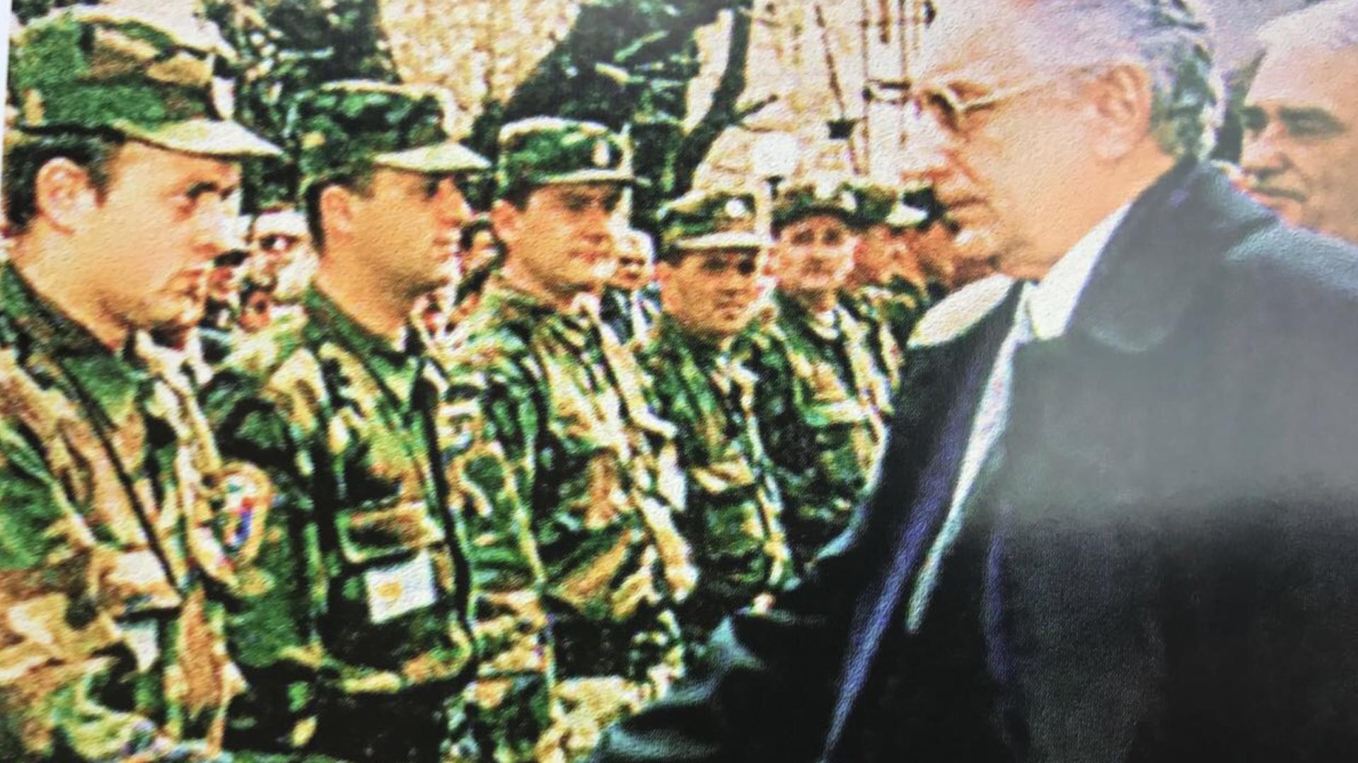 Pred Oluju
Predsjednik Franjo Tuđman obilazio je zapovjedništva. Nekić je 1995. brigadir HV-a i zapovjednik 8. domobranske pukovnije
