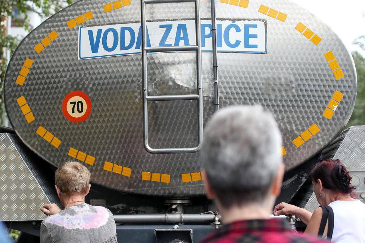 Zagreb: Cisterna s vodom za piće opskrbljuje građane Novog Zagreba