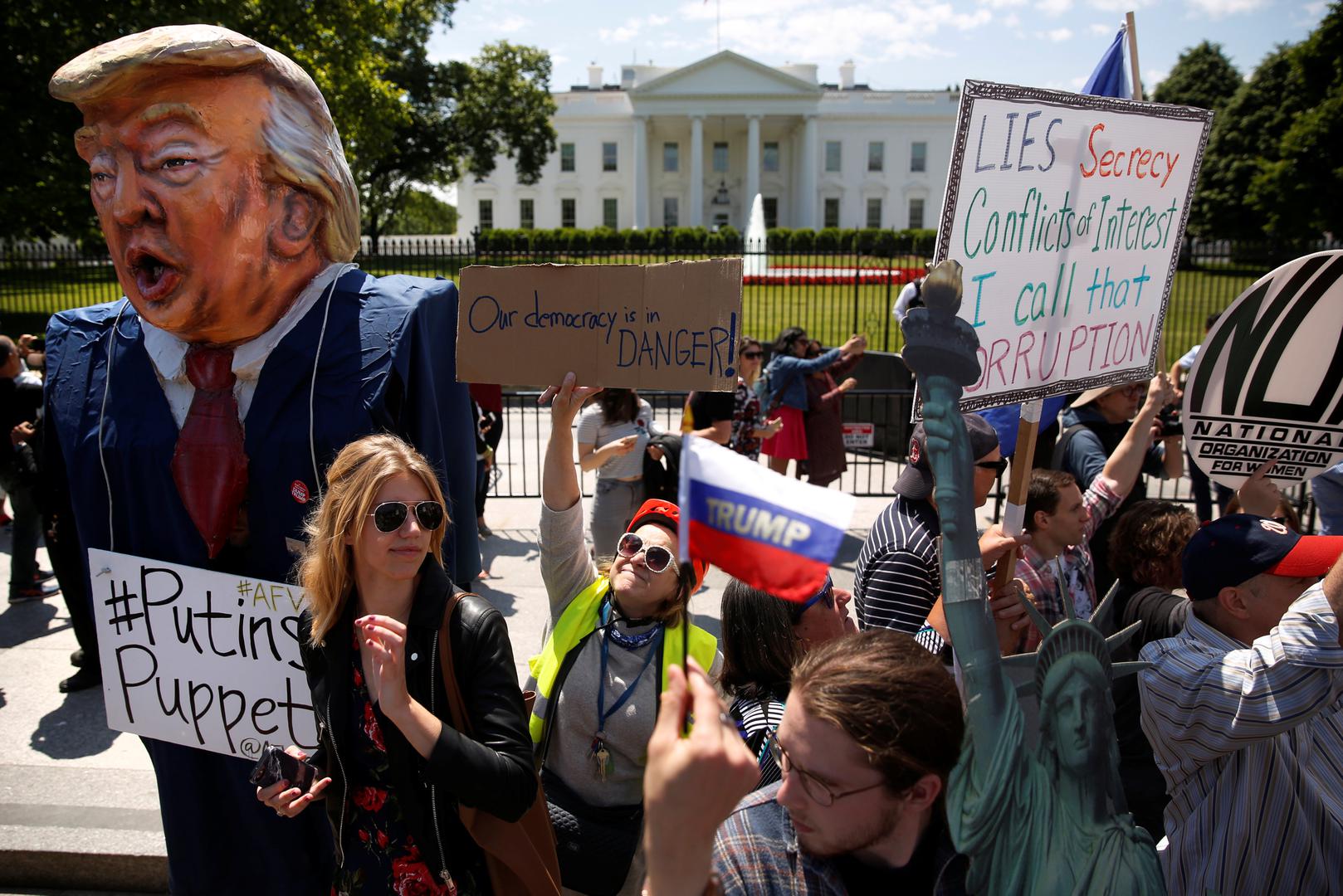 Prosvjednici su Trumpa prozvali Putinovom marionetom