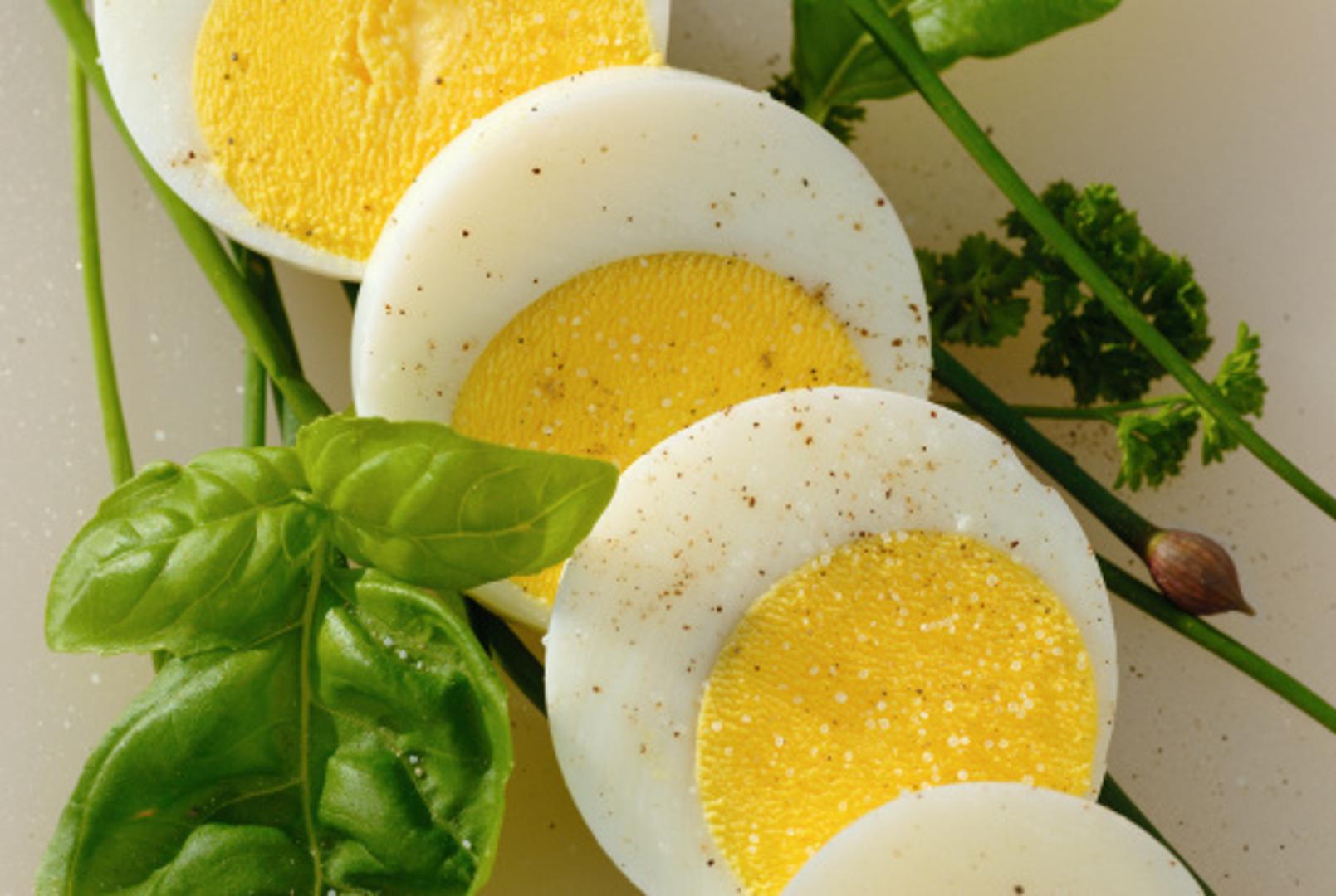 2. Ne koristite svježa jaja za kuhanje - teže ćete ih oguliti