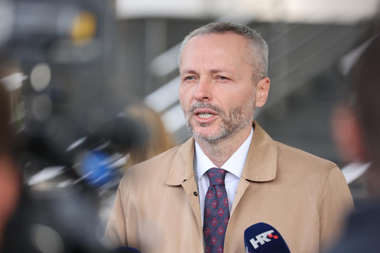 Beograd: Odvjetnik Aleksandar Olenik dao je izjavu prije početka suđenja hrvatskim pilotima