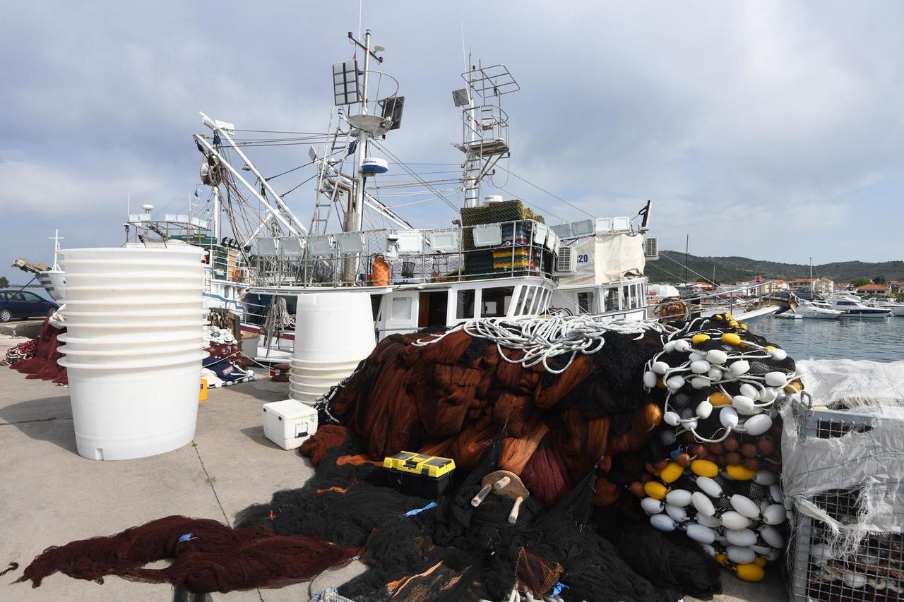Ribari u Tribunju iskoristili lovostaj za krpanje mreža