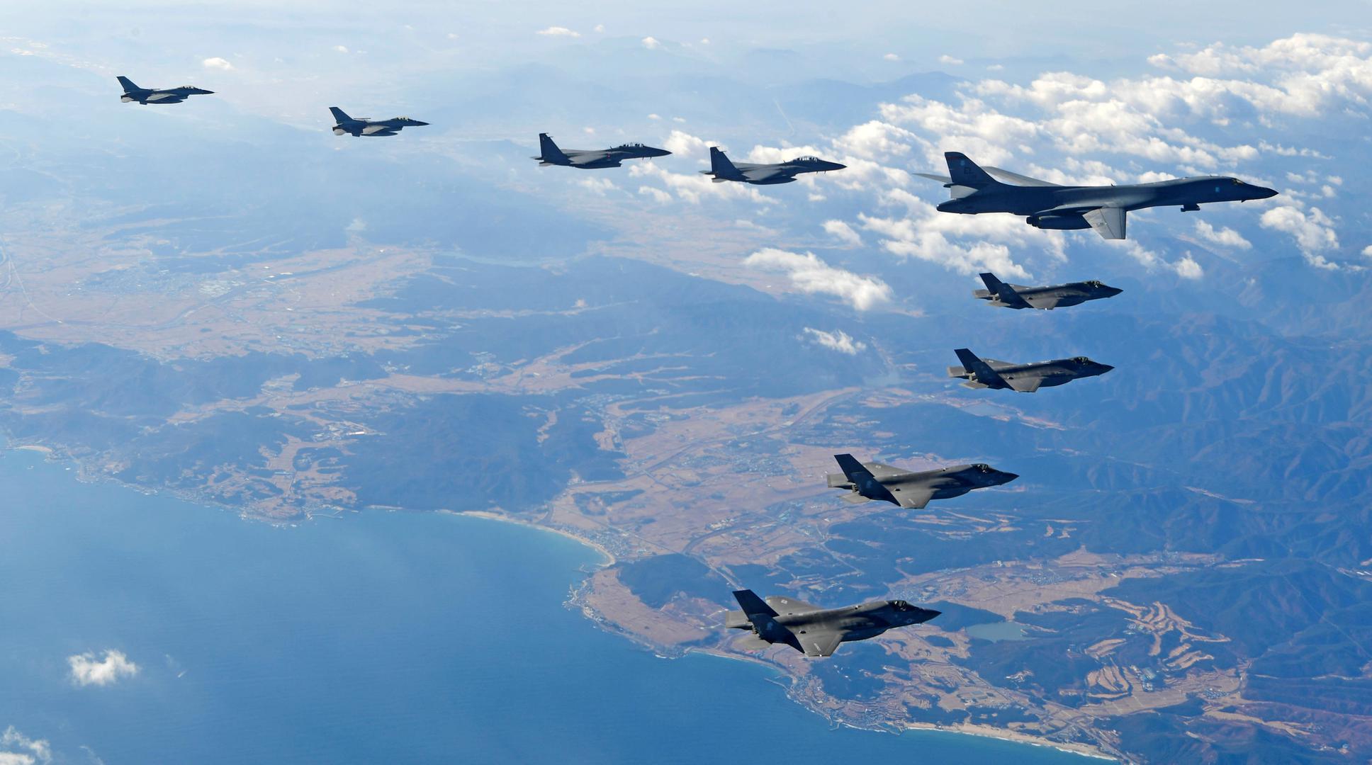 Zajednička petodnevna vježba vojnog zrakoplovstva Južne Koreje i Sjedinjenih Država započela je u ponedjeljak, manje od tjedan dana nakon što je Pjongjang testirao balistički projektil koji prema njihovim tvrdnjama može dosegnuti ciljeve na cijelom teritoriju SAD-a.
