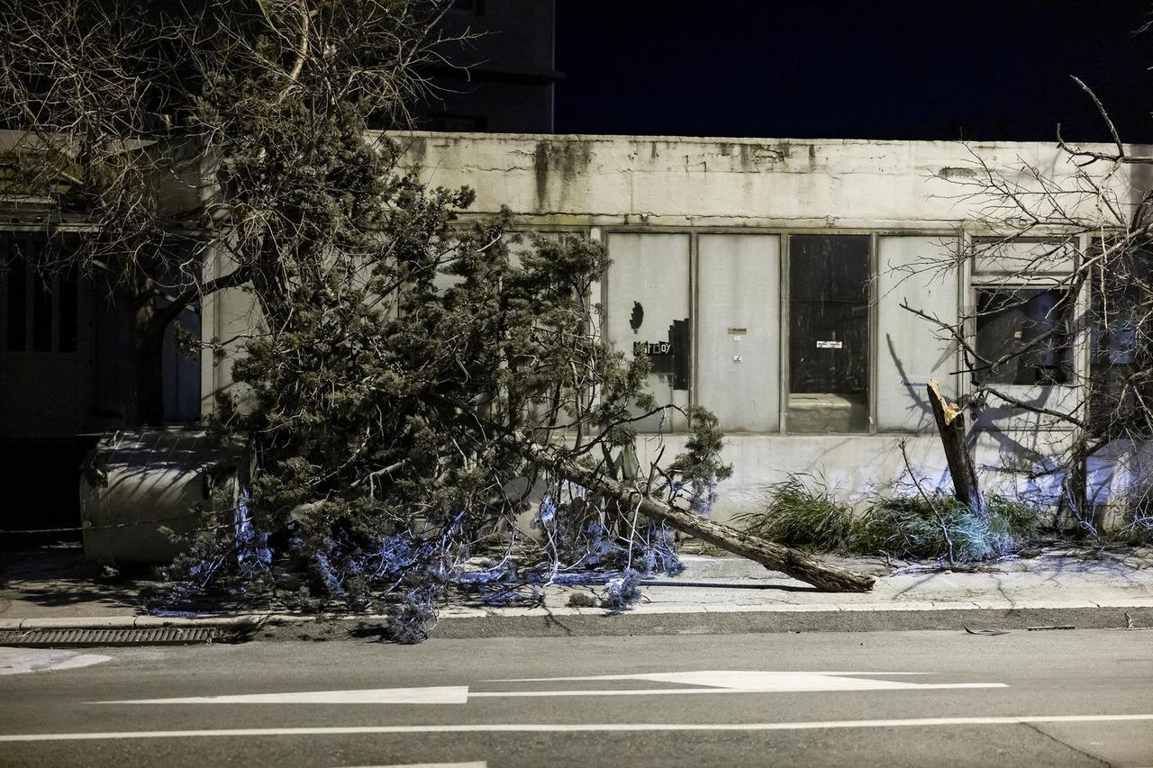 Snažna bura u Splitu napravila štetu na ulicama 