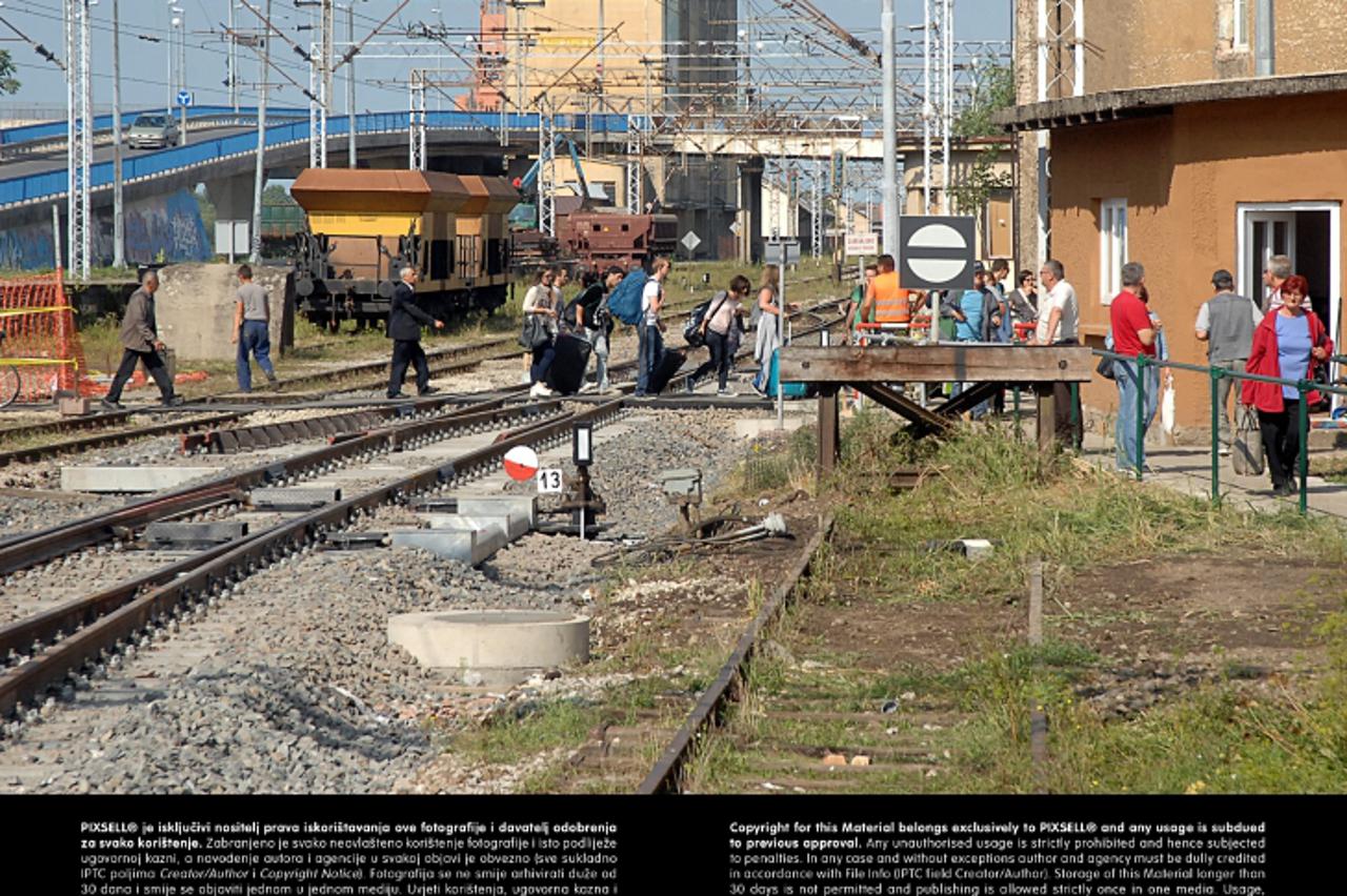 '29.08.2013., Sisak - Zbog rekonstrukcije zeljeznickog kolodvora i radova na kolosijecima postavljen je privremeni 4. kolosijek uz koji je sagradjen montazni peron na kojemu ce, dok se radovi ne zavrs