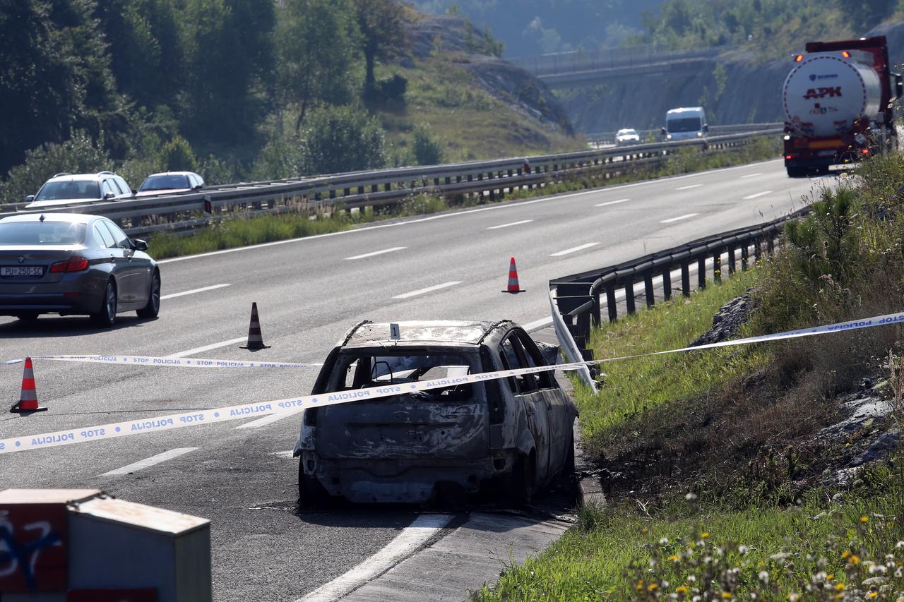 Vrbovsko: Na autocesti planuo automobil, izgorjela osoba