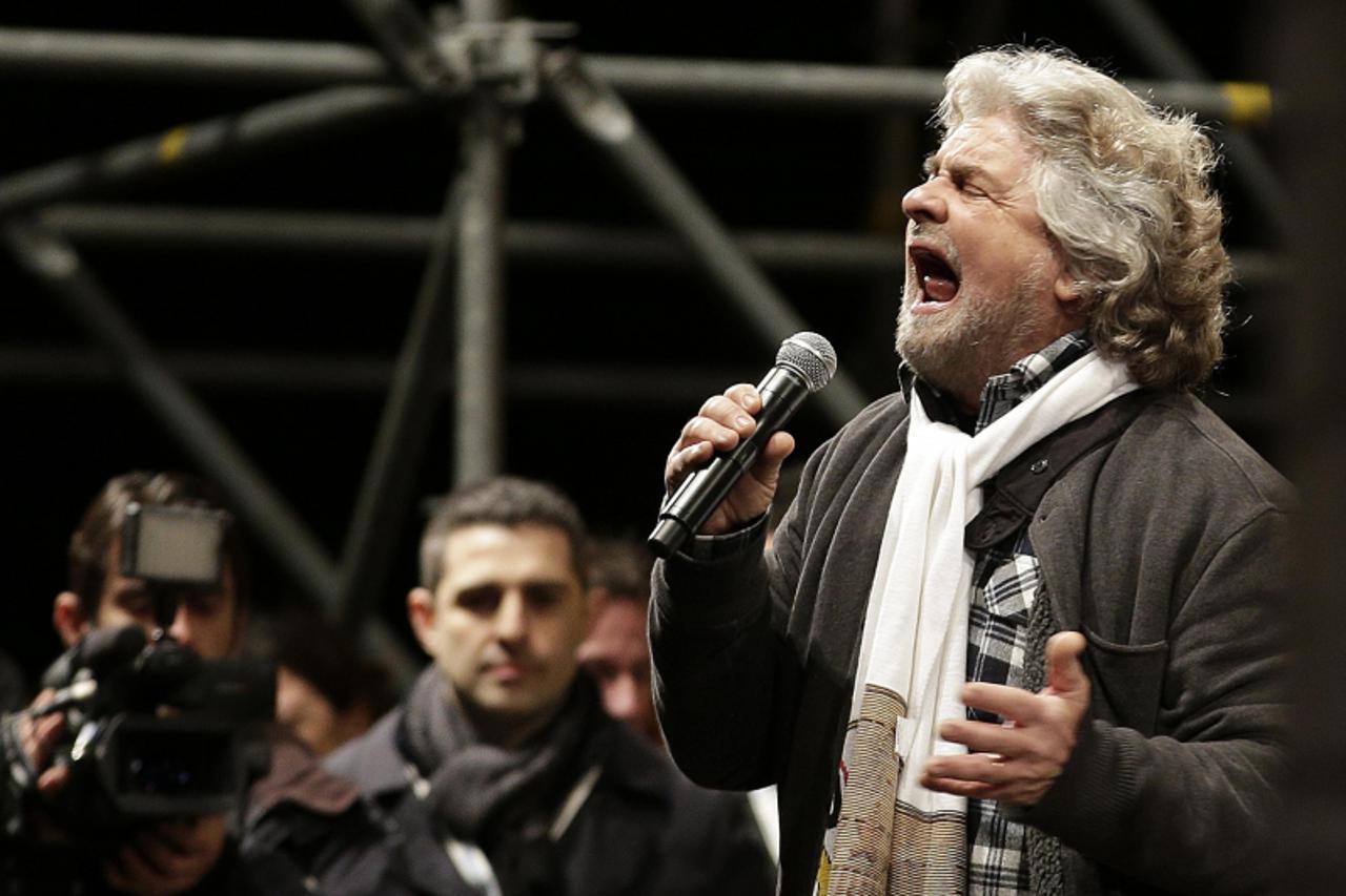 'People react as Five Star Movement leader and comedian Beppe Grillo arrives during a rally in Rome February 22, 2013.  REUTERS/Max Rossi (ITALY - Tags: POLITICS ELECTIONS)'
