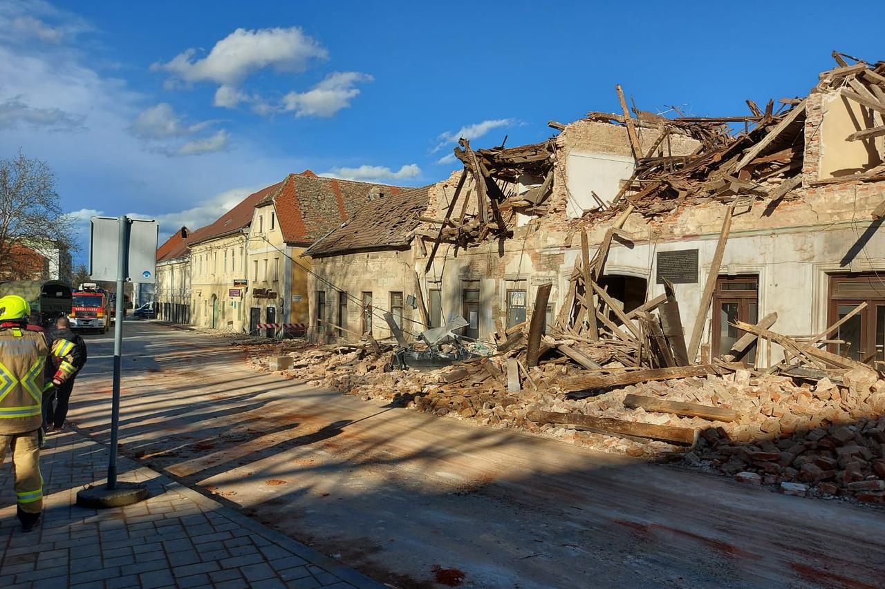 Srušene kuće u Petrinji nakon potresa