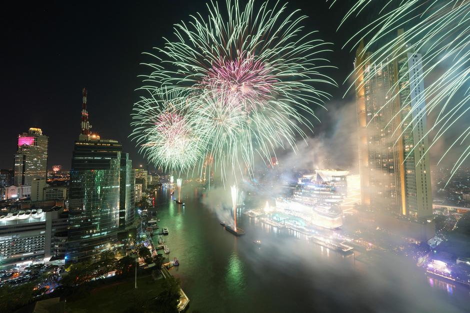 Thailand welcomes in New Year with fireworks display