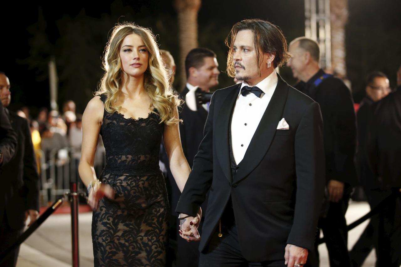 Desert Palm Achievement Award recipient actor Johnny Depp and wife actress Amber Heard pose at the 27th Annual Palm Springs International Film Festival Awards Gala in Palm Springs, California, January 2, 2016. REUTERS/Danny Moloshok/Files