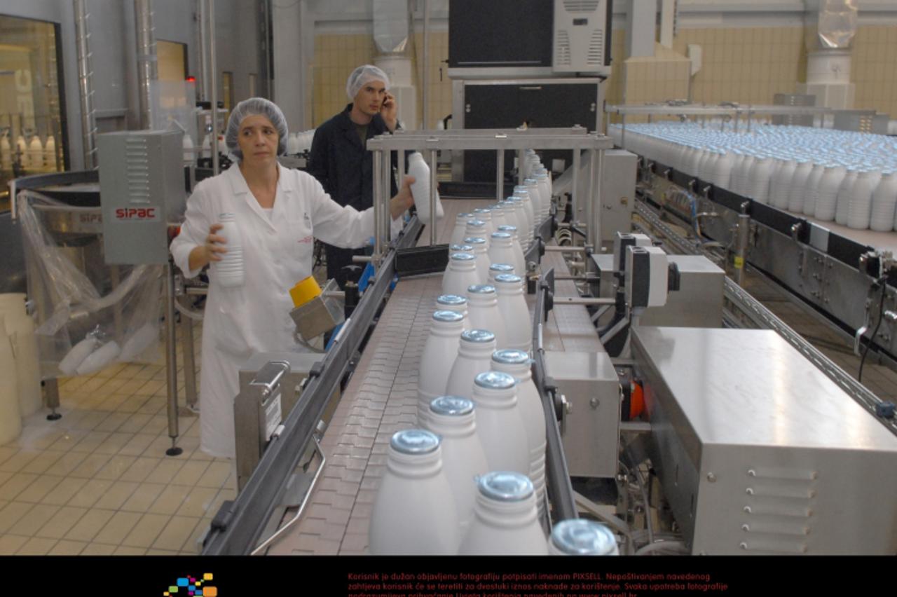 '14.09.2010., Karlovac - Premijerka otvorila nove pogone KIM-a za preradu mlijeka i proizvodnju mlijecnih proizvoda. Projekt je vrijedan 20 milijuna eura. Radnici u pogonu.  Photo: Kristina Stedul Fab