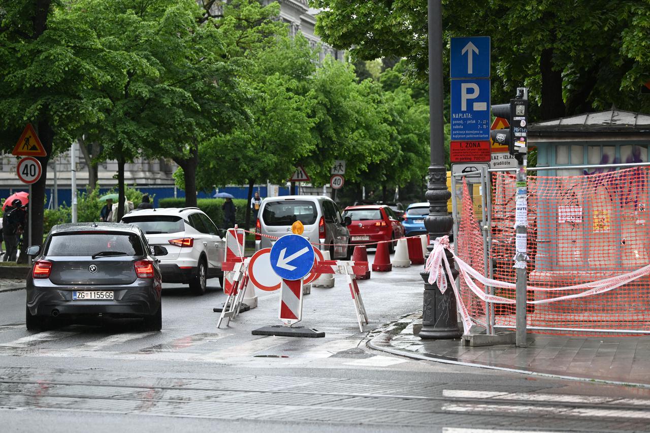 Zagreb: Dan nakon urušavanja u Klaićevoj je zatvoren jedan prometni trak