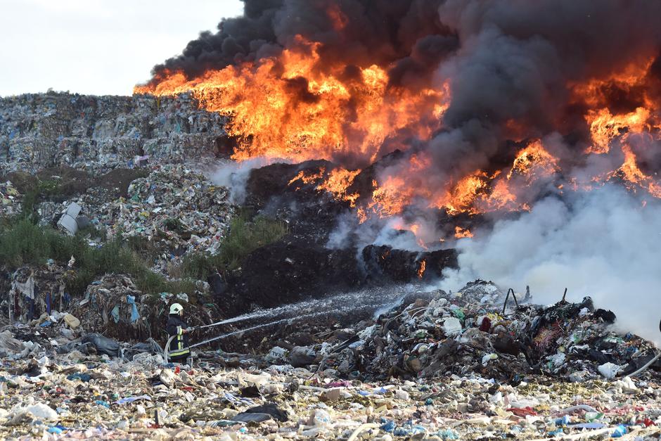 Buknuo požar na deponiju komunalnog otpada u Totovcu