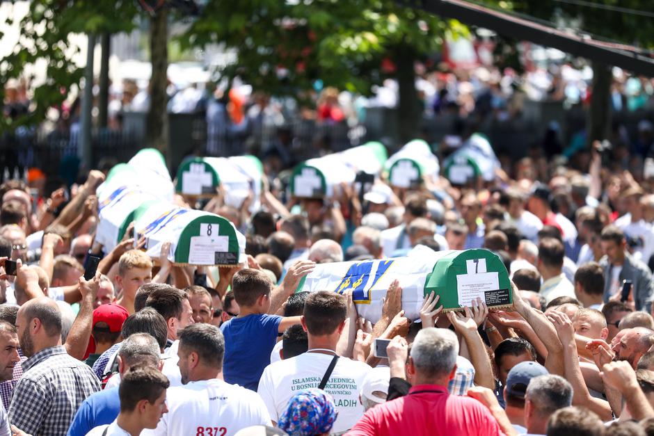 Dženaza za 33 identificirane žrtve genocida u Srebrenici