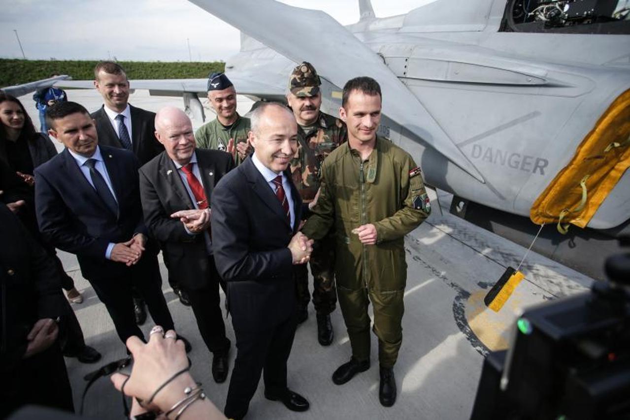 Damir Krstičević razgledao borbeni avion JAS 39 C Gripen