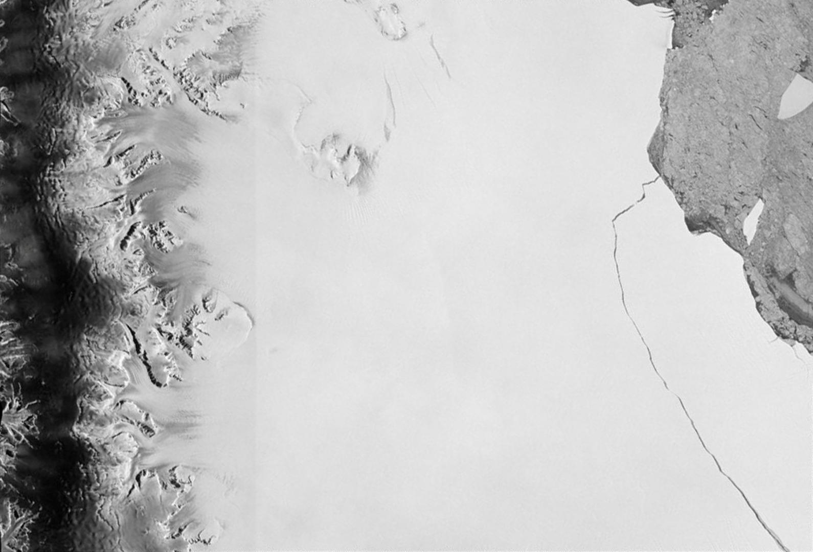 Ledena santa površine 5800 četvornih kilometara odvojila se od ledenog grebena Larsen C na Antarktici i slobodno pluta prema sjeveru, objavili su u srijedu njemački stručnjaci. Dugačka 175 i široka 50 kilometara, radi se o jednoj od najvećih santi koju su znanstvenici registrirali posljednjih godina i trebat će dvije do tri godine da se posve istopi, priopćio je institut Alfred Wegener u Bremenu.